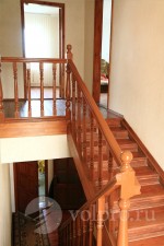 Вид лестницы на третий уровень дома