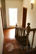 Вид лестницы на третий уровень дома